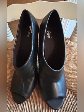 FIONI Clothing Black Leather Peep-Toe Heels